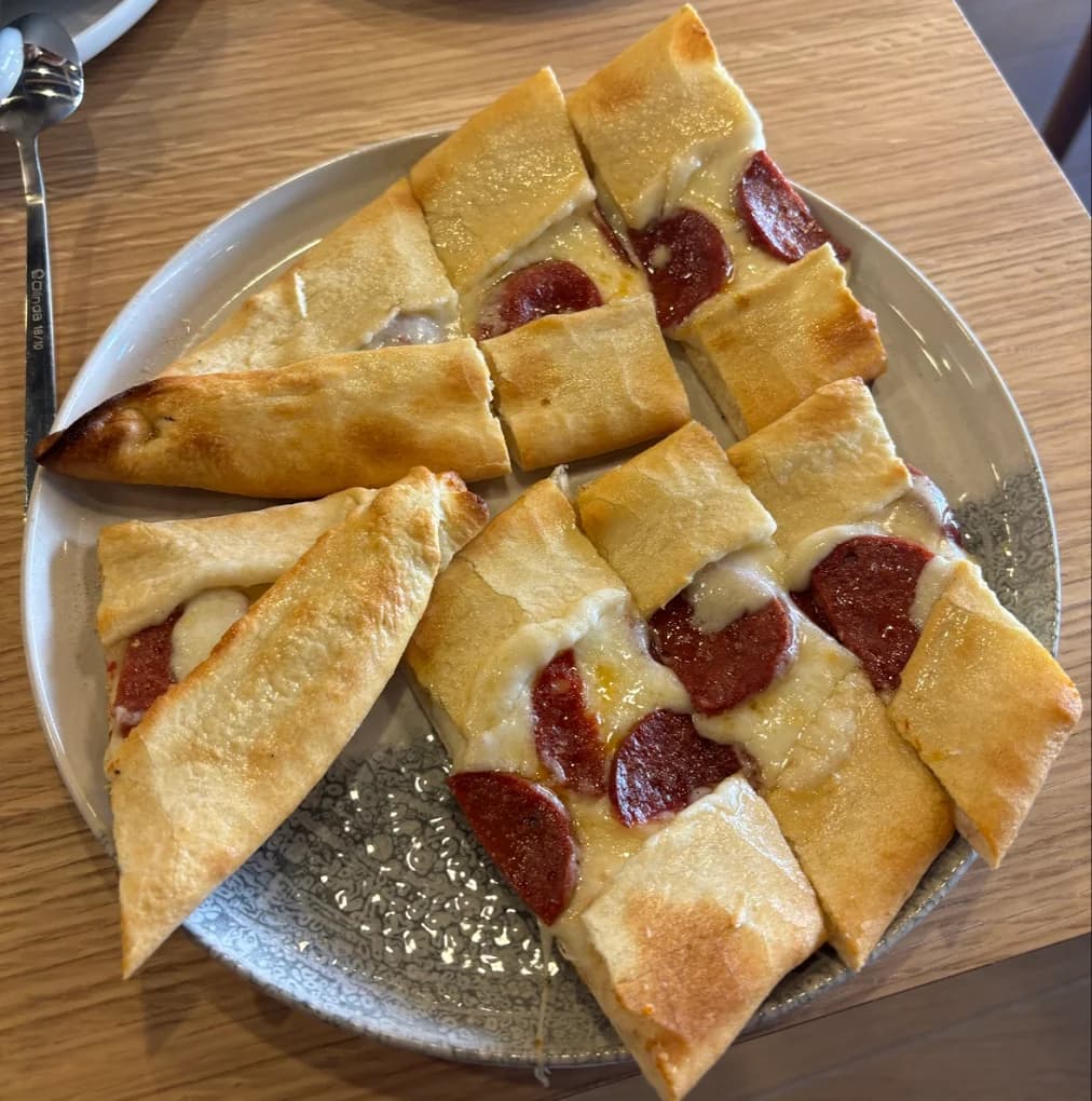 Sucuk pide slices